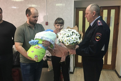 В роддом на патрульном авто: полицейский из Тольятти помог беременной вовремя добраться до больницы