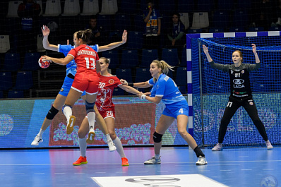 Гандболистки "Лады" дома победили "Динамо-Синару"
