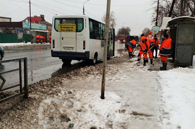 В Самаре чистят от снега остановки общественного транспорта