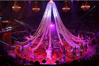 Дети вынужденных переселенцев из Донбасса увидели красочное шоу "Бурлеск" Гии Эрадзе в Самаре