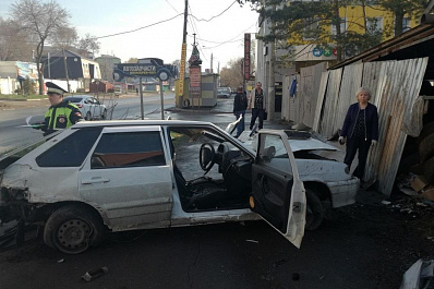 20-летняя автоледи в Самаре протаранила забор, пострадали три человека