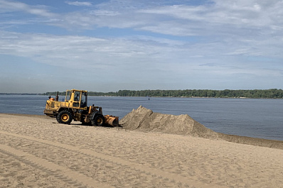 В Самаре начали разравнивать новый песок на городских пляжах