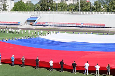 С гордостью за свою страну: молодежь Самары развернула гигантский флаг России