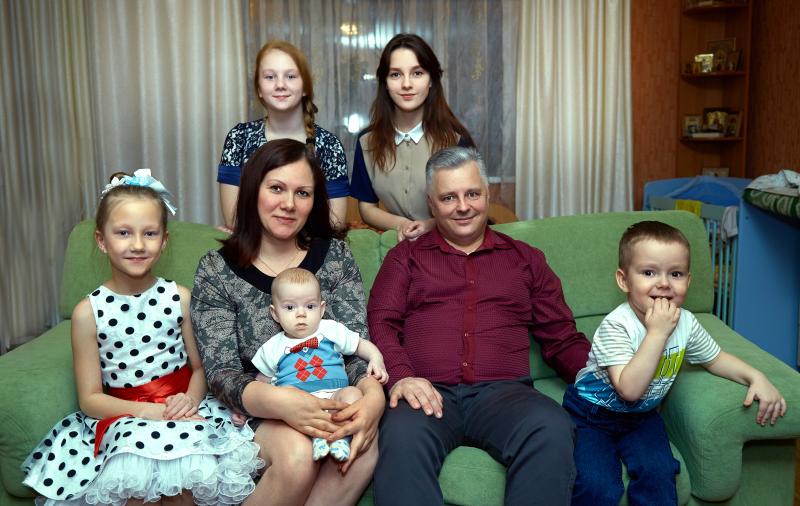 Семейные ценности Репиных: многодетный отец приобщает своих детей к культуре и добру