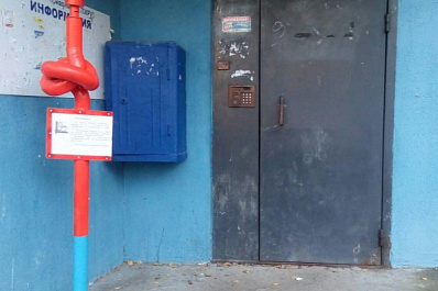 В Самаре у подъездов должников появились необычные арт-объекты