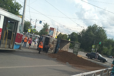 В Самаре грузовик с песком перевернулся на трамвайные рельсы