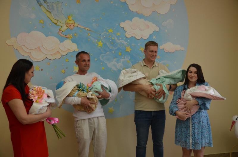 Тройное счастье: в Самаре одновременно состоялась выписка сразу двух тройняшек
