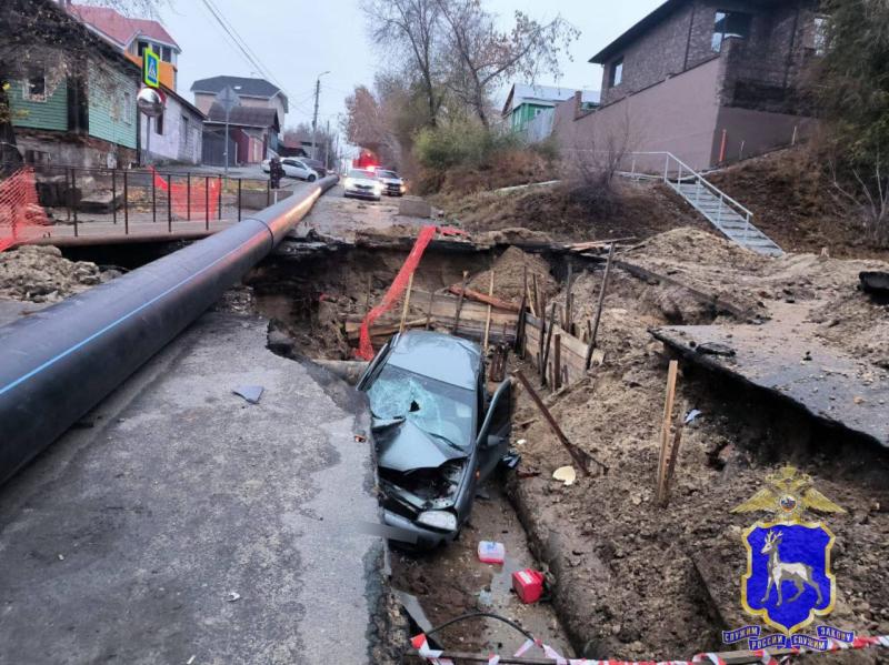 В Сызрани 2 ноября "Калина" провалилась в коммунальную яму