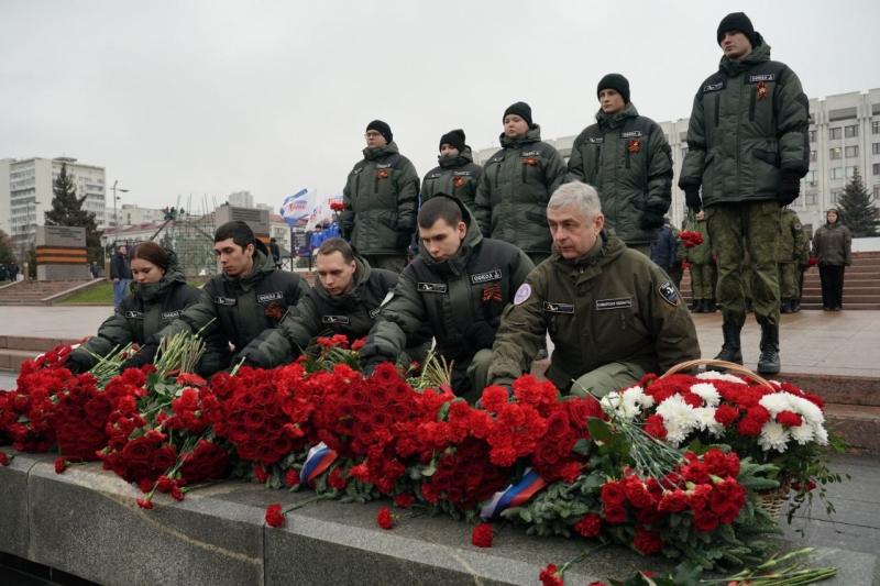 Представители "Школы героев" приняли участие в Дне памяти неизвестного солдата на площади Славы