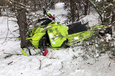 В Самарской области женщина на снегоходе врезалась в дерево 