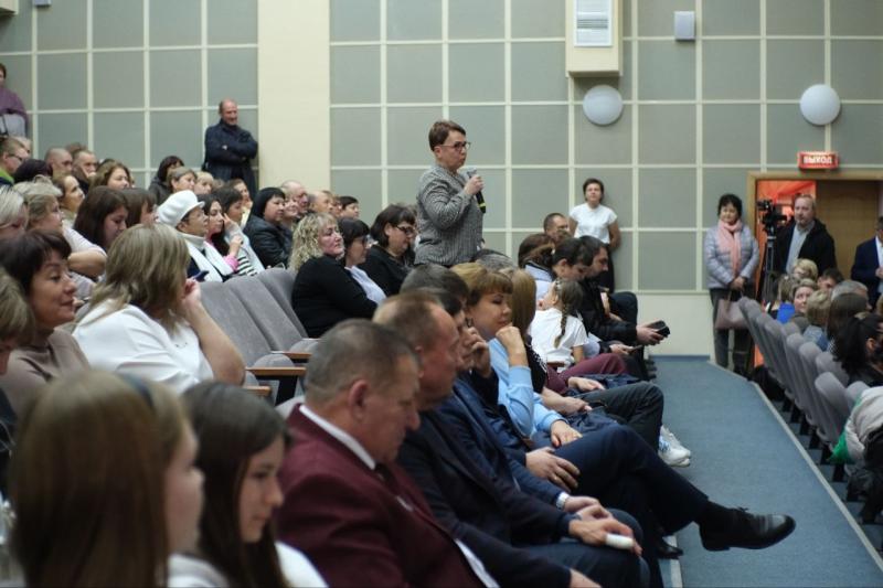 Пути решения: губернатор Вячеслав Федорищев провел встречу с жителями Кинельского района 