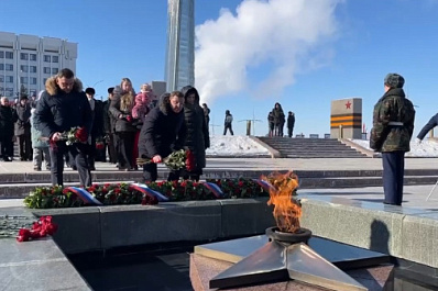 В День защитника Отечества губернатор Дмитрий Азаров возложил цветы к Вечному огню