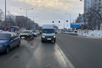 Маршрутка сбила пешехода неподалеку от остановки на Ново-Садовой в Самаре