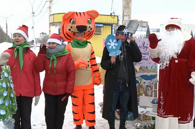 Сказочные персонажи на улицах Тольятти поздравляют жителей с наступающим Новым годом