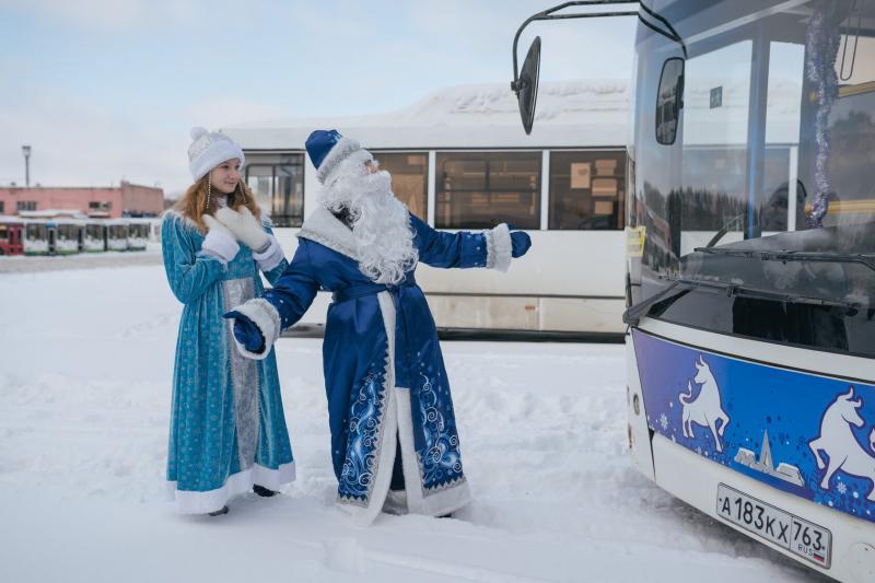 В Самаре на линию вышел новогодний автобус