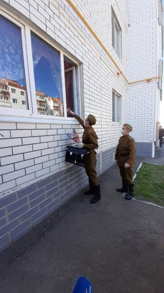 В Самарской области военные провели мини-парад для ветерана