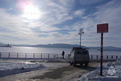 Спасатели напомнили об опасности подледной рыбалки и прогулок по зимним водоемам
