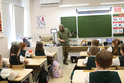 Специалисты по беспилотникам показали самарским школьникам, как управлять дронами