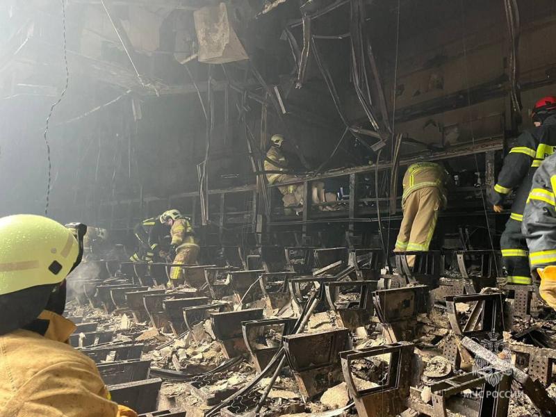 Кадры завалов: в Москве продолжают ликвидировать пожар в "Крокус сити холле"