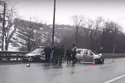 В Самарской области автоледи на "Шкоде" врезалась в патрульную машину