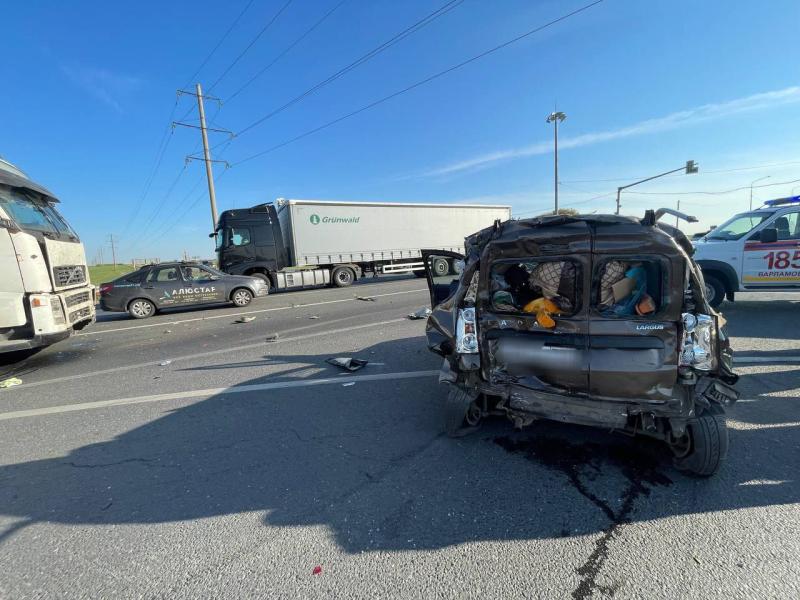 Три человека погибли: в Самарской области на трассе М5 фура с арбузами протаранила "Ларгус"