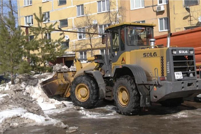 С улиц Отрадного за сутки вывозят до нескольких сотен тонн снега и льда