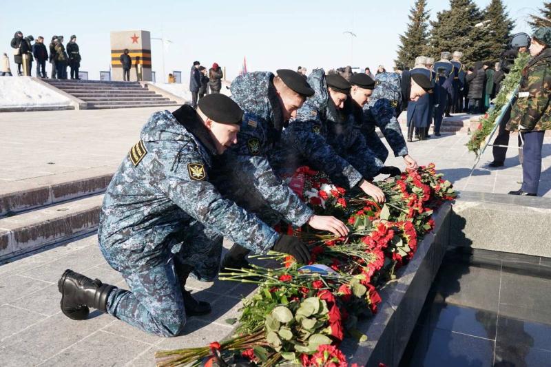 В Самаре возложили цветы к Вечному огню в память о погибших защитниках Отечества