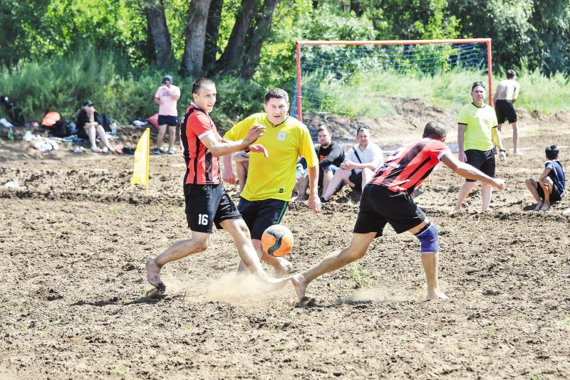 На "Золотых песках" сыграли более 700 любителей волейбола и футбола