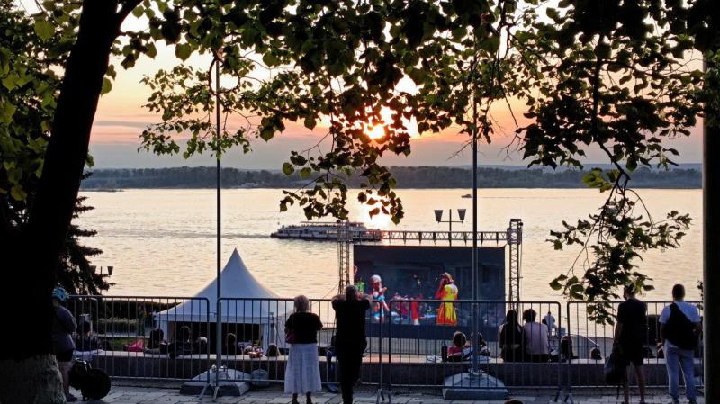 Самарцам бесплатно покажут историческое кино в День Государственного флага