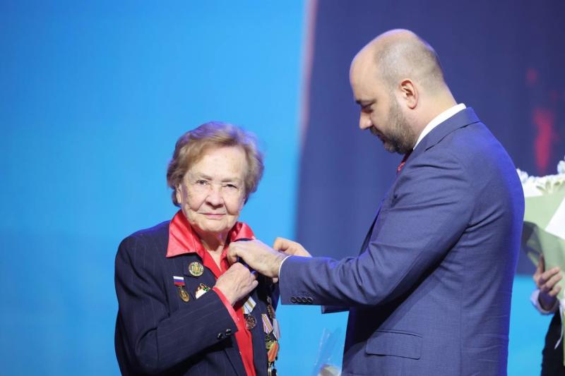 Вячеслав Федорищев наградил заслуженных жительниц Самарской области по случаю Международного женского дня