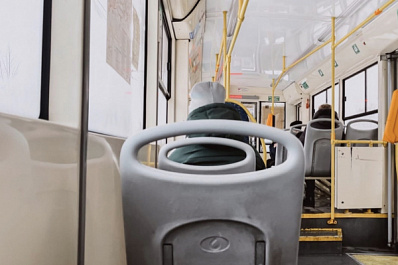 Уютно по-домашнему: в самарском троллейбусе появились вязаные чехлы на сиденья