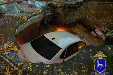 В Самаре "Фольксваген" сбил ограждения и упал в котлован 