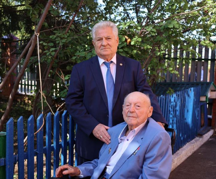 Геннадий Котельников поздравил с 95-летием Максима Оводенко