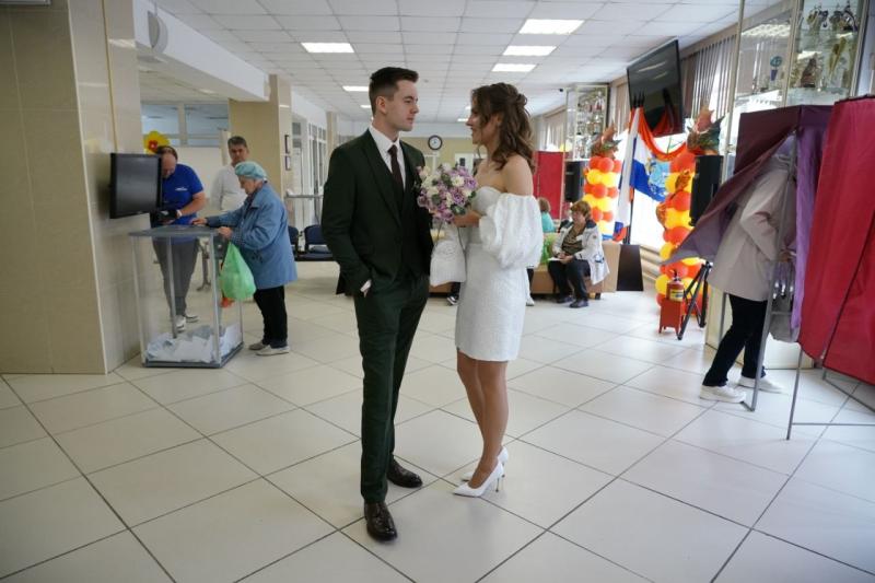 В Самаре молодожены в день бракосочетания отправились на выборы