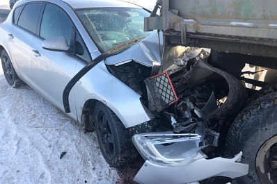 В Самарской области иномарка влетела под припаркованный КамАЗ