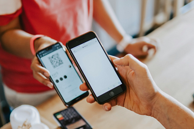 В Роскачестве рассказали, зачем в магазинах просят оплатить по QR-коду и кому это выгодно