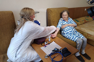 В Самарской области более 400 человек прошли вакцинацию от COVID-19 на дому