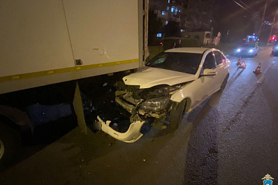 В Тольятти иномарка влетела в припаркованный КамАЗ