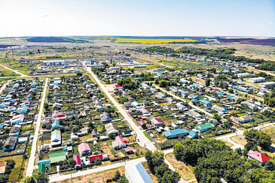 В селах Хворостянского района устанавливают горки для зимнего катания на тюбингах и ледянках 