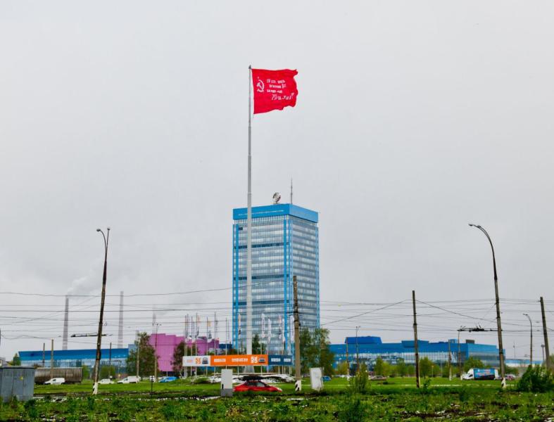 Знамя Победы подняли на самом высоком флагштоке Тольятти