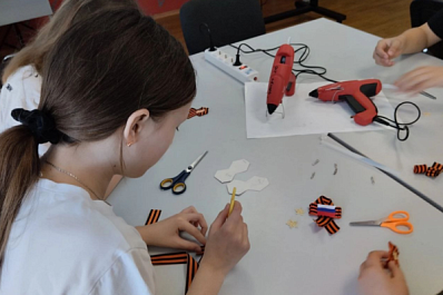 Мастер-класс ко Дню Победы: в Нефтегорском районе школьники изготовили подарки участникам СВО