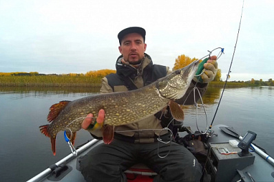 В Самаре рыбак поймал крупную щуку на необычную приманку 