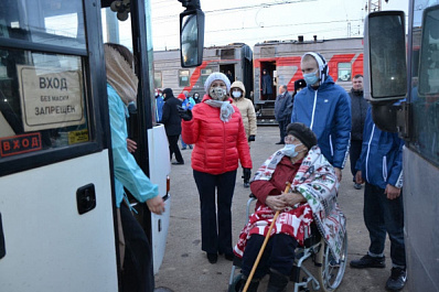 Волонтерский центр "Единой России": согреть теплом и заботой каждого