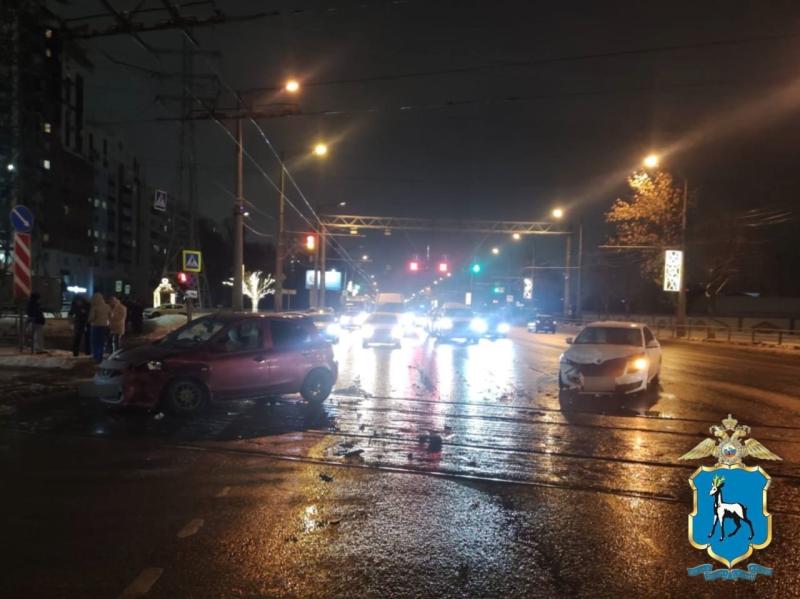 Проехала на красный: в Самаре на Московском шоссе столкнулись две иномарки