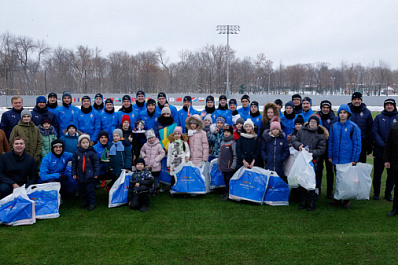 Футболисты "Крыльев Советов" вручили детям из интерната новогодние подарки