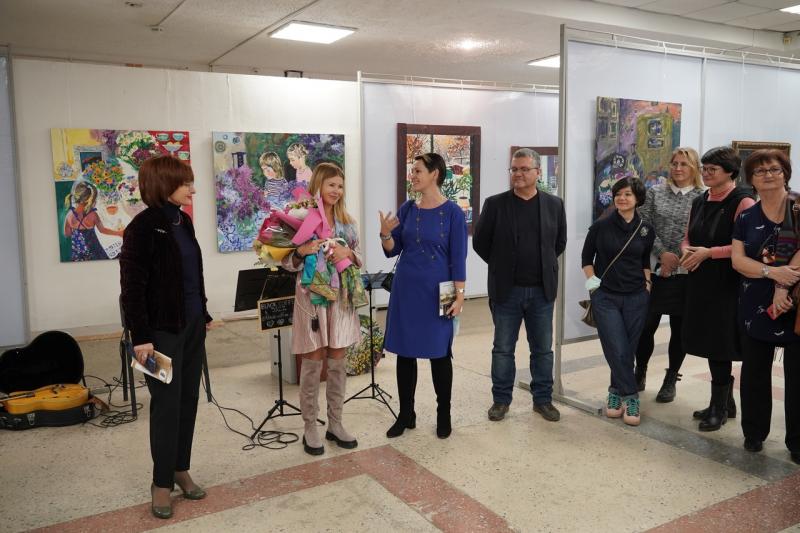 "Фарфоровая песенка" дуэтом: в Самаре проходит выставка работ Натальи Шепелевой и Алисы Самаринкиной