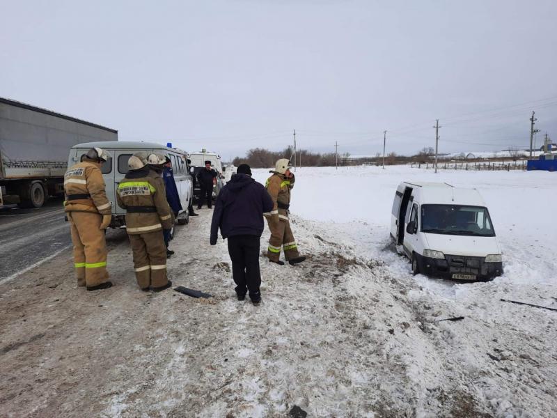 Один человек погиб и семеро пострадали: под Тольятти маршрутка столкнулась с большегрузом   