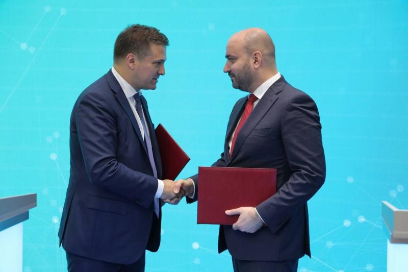 На ПМЭФ-2025 Вячеслав Федорищев подписал соглашение о развитии в регионе электрологистики