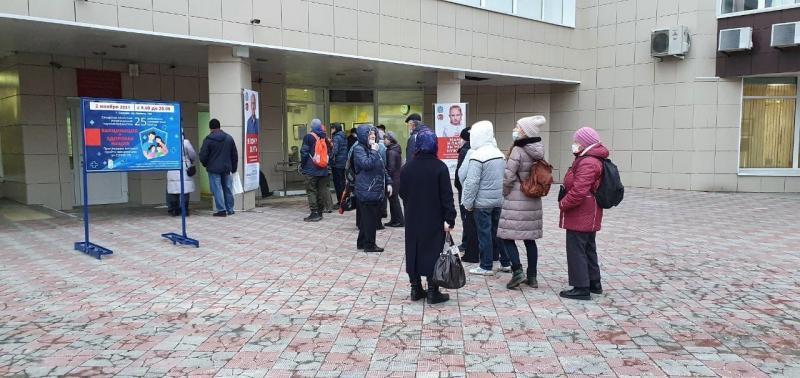 В Самарской областной научной библиотеке 2 ноября начали работу 25 мобильных прививочных бригад