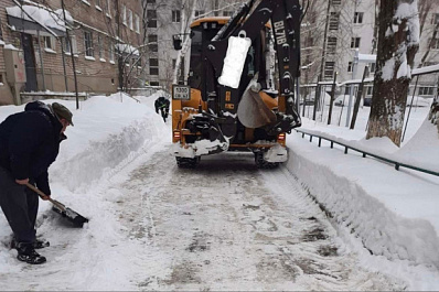 В Самаре на уборку снега 16 января вышли почти 3 тысячи дворников и 450 спецмашин